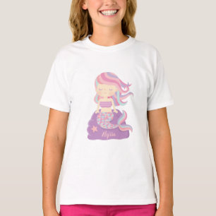 Camiseta de nombre de niña sirena linda en roca pú