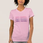 Camiseta de nuevo nombre de novia boda personaliza<br><div class="desc">¡fácil de personalizar! que el mundo sepa su nuevo nombre! perfecto para luna de miel, recién casados, novios o ducha de compromiso 4 líneas de texto en un tipo de letra retro fresco cada línea puede ser alterada usando la herramienta de diseño para mayores cambios de diseño. ¿No le gusta...</div>