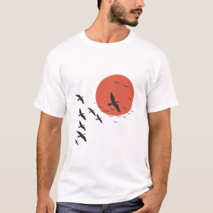 Camiseta de pájaros volando sobre el sol