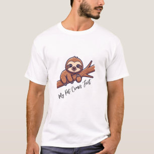 Camiseta de perezoso lindo colgado de un árbol