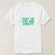 Camiseta de perro 'Construido en el amor y la leal
