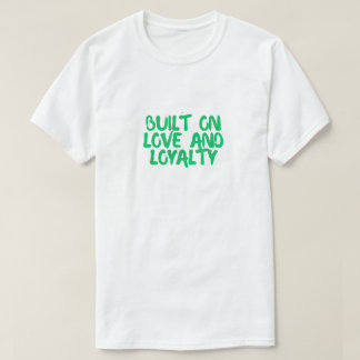 Camiseta de perro 'Construido en el amor y la leal