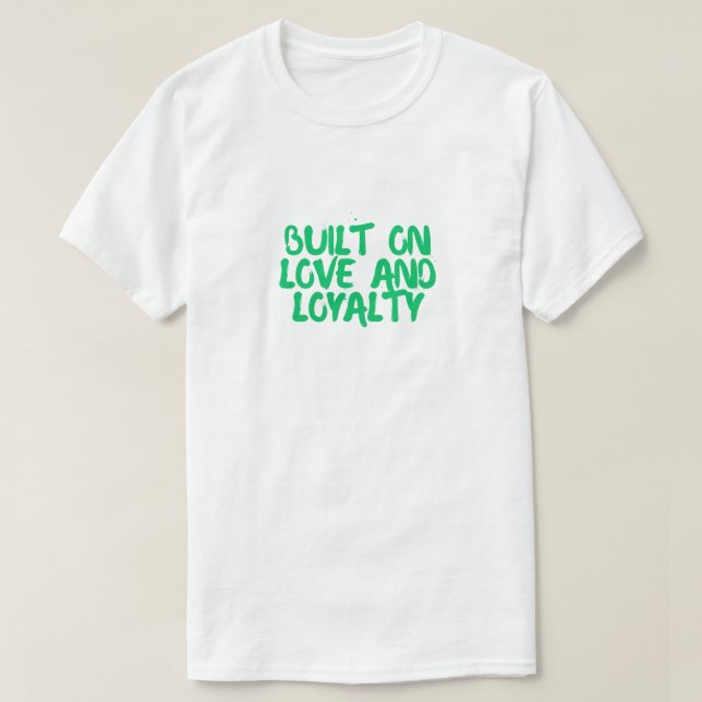 Camiseta de perro 'Construido en el amor y la leal (Diseño del anverso)