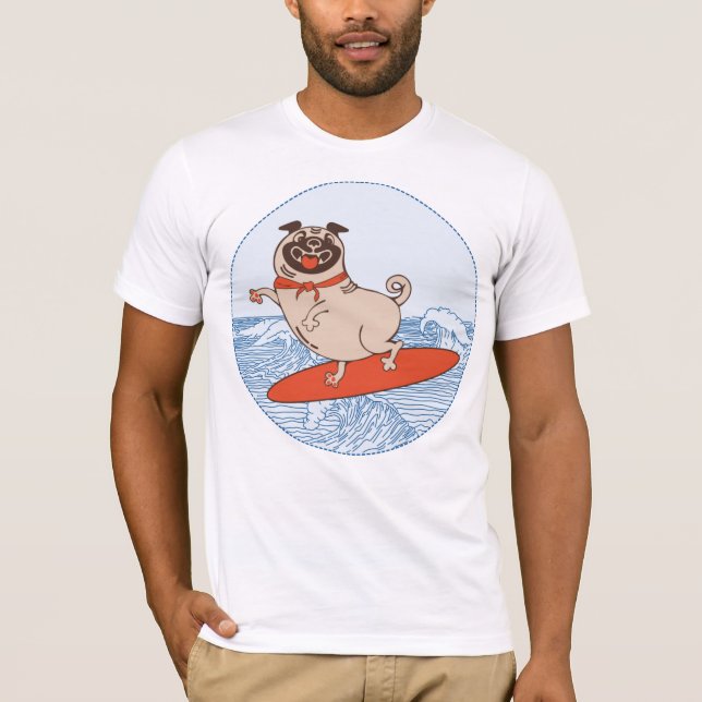 Camiseta de pug feliz montando olas en tabla de su (Anverso)