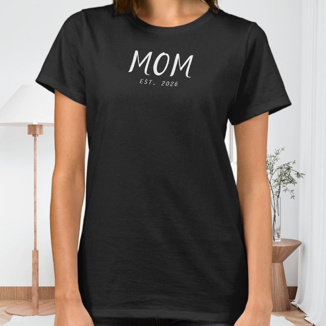 Camiseta de regalo para mamá establecida (A black t-shirt with white customizable text saying "Mom Est. 2026")