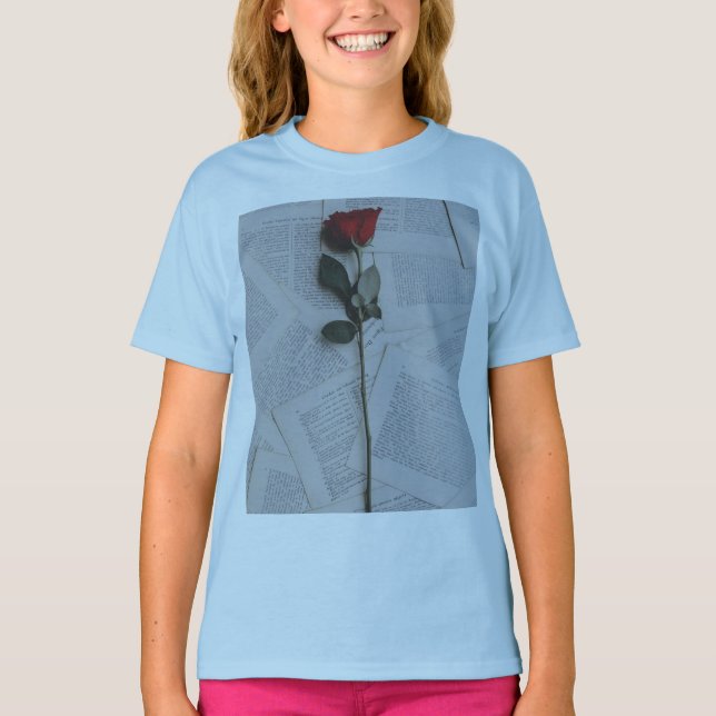 Camiseta de Rosa Roja sobre Libro Abierto | Boho F (Anverso)