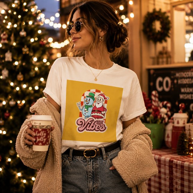 Camiseta de Santa Alegre y Ambiente de Muñeco de N (Holiday Style with Retro Vibes)