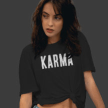 Camiseta de texto blanco de Karma