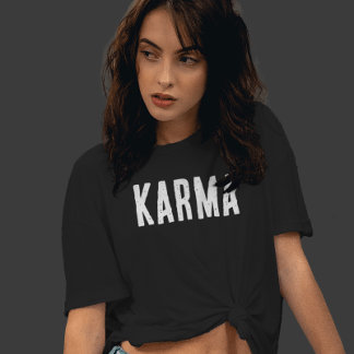 Camiseta de texto blanco de Karma