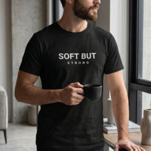 Camiseta De Tipografía Minimalista Suave Pero Fuer