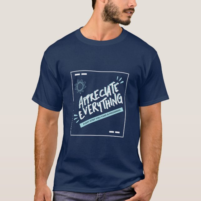 Camiseta de tipografía moderna azul oscuro (Anverso)