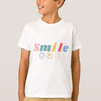 Camiseta de tipografía sonriente colorida