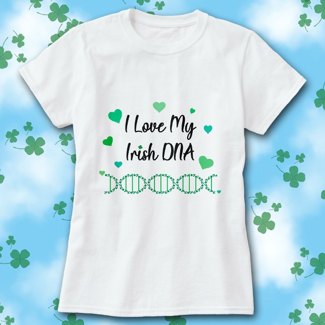 Camiseta de trébol de ADN irlandés que amo (White t-shirt with green hearts, a DNA strand made of clover, and I Love My Irish DNA black text.)