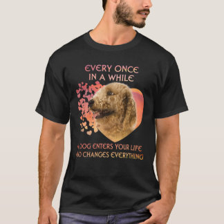 Camiseta De Vez En Cuando Un Goldendoodle Entra A Usted Li
