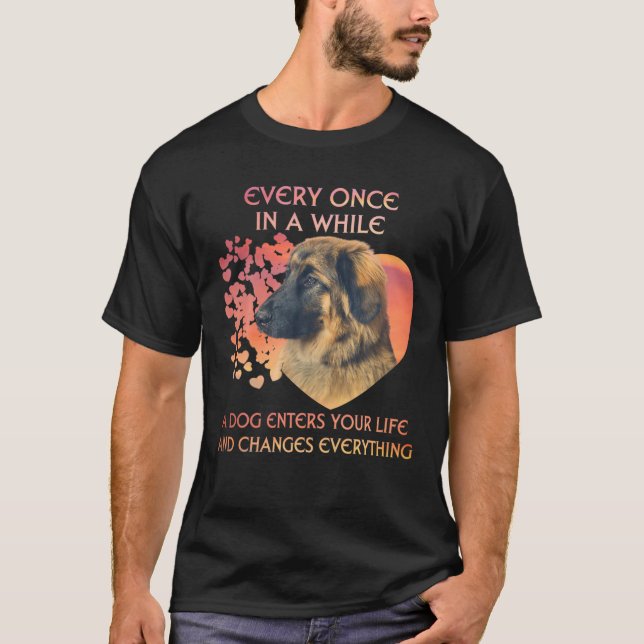 Camiseta De Vez En Cuando Un Leonberger Te Entra A La Vida (Anverso)