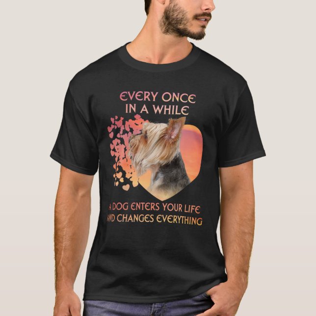 Camiseta De Vez En Cuando Un Yorkie Entra En Tu Vida (Anverso)