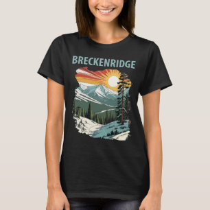Camiseta de viaje con nieve en el bosque del pico 