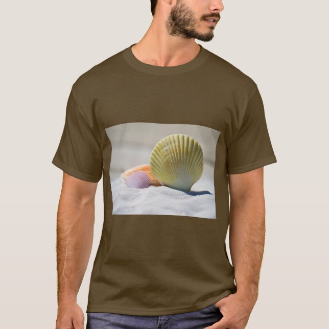Camiseta de Vibraciones de Conchas en la Playa de  (Anverso)