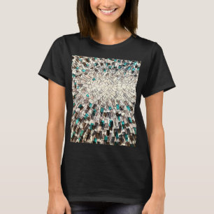 Camiseta de vidrio destrozado con mano