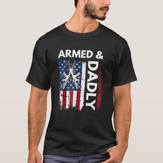 Camiseta Deadly Father Fathers Day Gun Pun Armed And Dadly (Anverso)