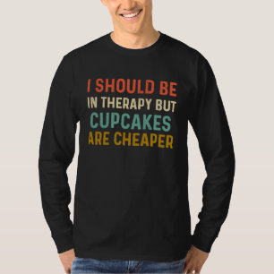 Camiseta Debería estar en terapia pero los cupcakes son más