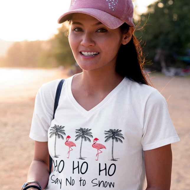 Camiseta Decir no a los flamencos de los Navidades de playa (ho ho ho say no to snow funny flamingo beach christmas t-short on female model at beach)