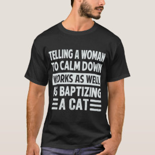 Camiseta Decirle a una mujer que se calme funciona igual   