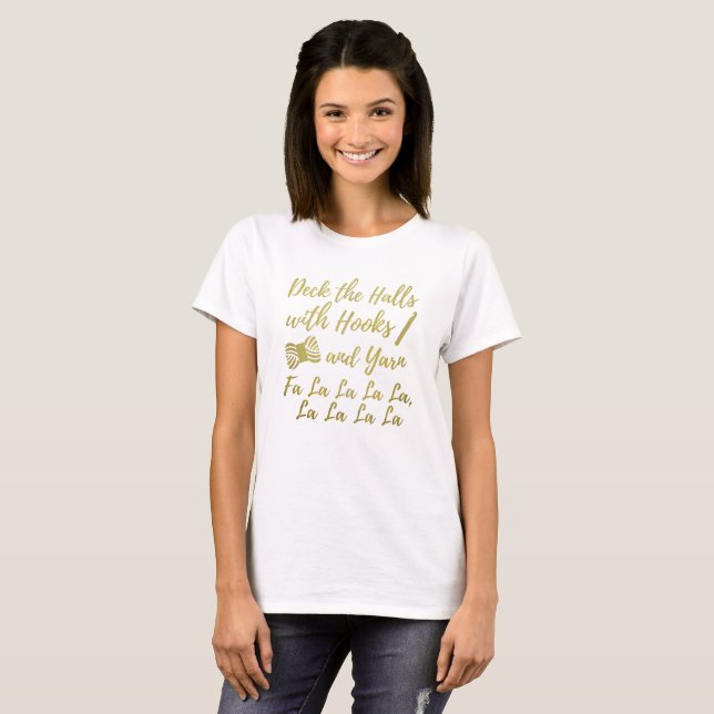 Camiseta Deck the Halls ・ Crochet Maker Holiday Faux Gold (Anverso completo)