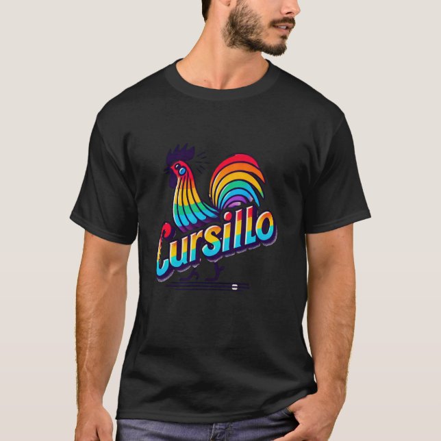 Camiseta DeColores Cursillo Gallo Arcoíris Católico 1 (Anverso)