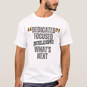 Camiseta Dedicado. Enfocado. Construyendo lo que sigue – In