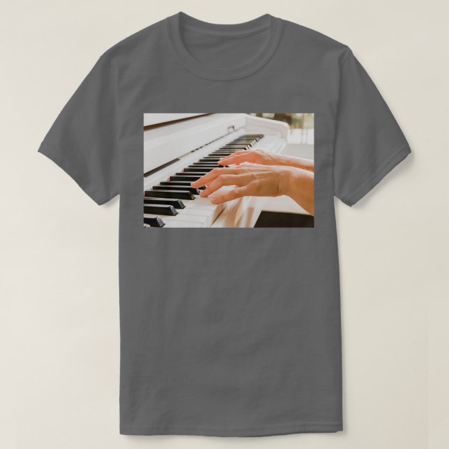Camiseta dedos y manos de una mujer tocando un piano blanco (Diseño del anverso)