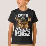 Camiseta Deer Hunter 1962 Years Old Birthday Hunting<br><div class="desc">Birthday Hunting,  Birthday Hunter,  Birthday Deer Hunting,  Birthday Finest Hunter,  Huntinng Birthday,  Deer Hunter 1962 Years Old Birthday Hunting Vintage Dog</div>