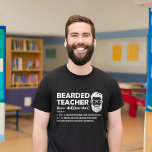 Camiseta Definición divertida de docente con barba personal<br><div class="desc">Profesora con barba de divertida definición poster personalizado para profesores con barba. Increíble y divertida idea de regalo para el profesor barbudo, tío, hermano, esposo, primo, abuelo, hijo, amigo, compañero de trabajo... Graciosa descripción de la definición del profesor con barba: 1. Como un profesor normal, pero mucho más fresco. 2....</div>