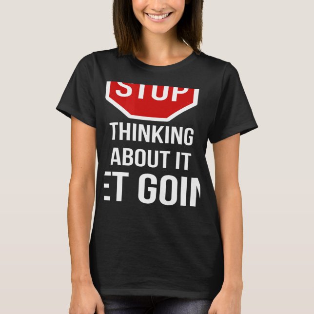 Camiseta Deja De Pensar En Que Se Va A Detener El Rótulo (Anverso)