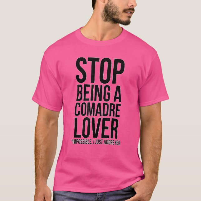 Camiseta Dejar De Ser Un Comadre Imposible, La Adoro. (Anverso)