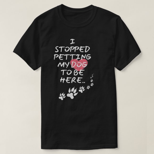 Camiseta Dejé De Meter A Mi Perro Para Estar Aquí.  (Diseño del anverso)