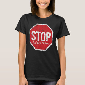 Camiseta Dejen de juzgar a otros en el mundo Todos somos hu