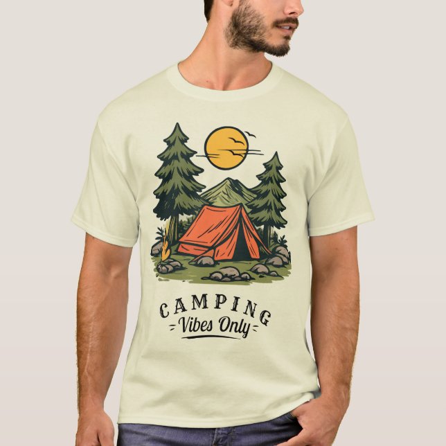 Camiseta del atardecer en un campamento retro con  (Anverso)
