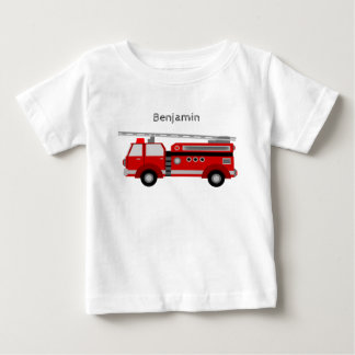 Camiseta del bebé con el coche de bomberos y el