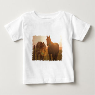 Camiseta del bebé de los caballos de la puesta de