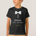 Camiseta del Boda de los zapatos blancos del porta<br><div class="desc">Estas divertidas camisetas están diseñadas como favores o regalos para los portadores de anillo bodas. La camiseta es negra y tiene una imagen de una corbata blanca y tres botones. En el texto se lee Ring Bearer y se puede introducir su nombre, así como el nombre de la pareja boda...</div>
