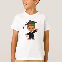 Camiseta del casquillo y del vestido del muchacho