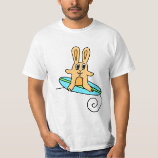 Camiseta del conejo que practica surf