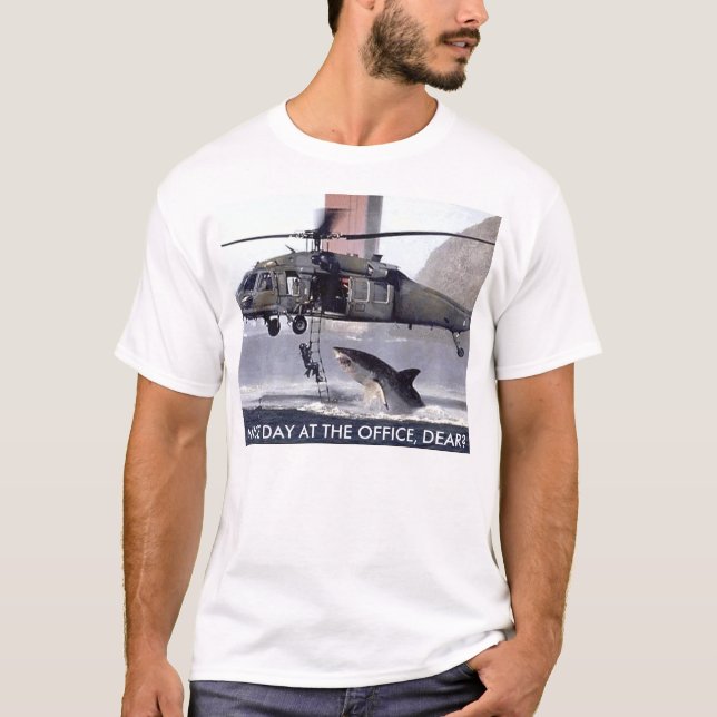 CAMISETA DEL HELICÓPTERO DE ATAQUES DEL TIBURÓN (Anverso)