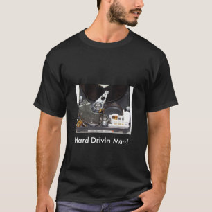 Camiseta del hombre que conduce duro
