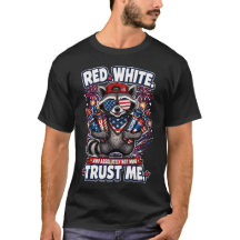 Camiseta del mapache de fuegos artificiales del 4