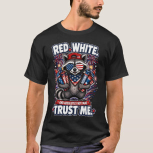 Camiseta del mapache de fuegos artificiales del 4