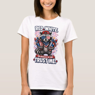 Camiseta del mapache de fuegos artificiales del 4