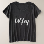 Camiseta del tamaño extra grande de Wifey<br><div class="desc">Camisa gris agradable con el texto "Wifey". Cómodo estupendo y cosechadoras grandes con vaqueros o las polainas.
Grande para las preparaciones del boda,  luna de miel,  o como sorpresa para su esposa o marido.</div>