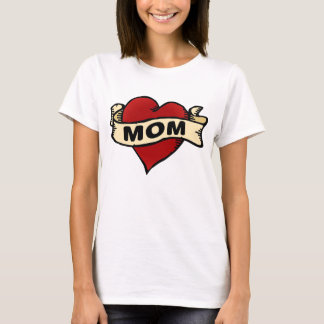 Camiseta del tatuaje del corazón de la mamá